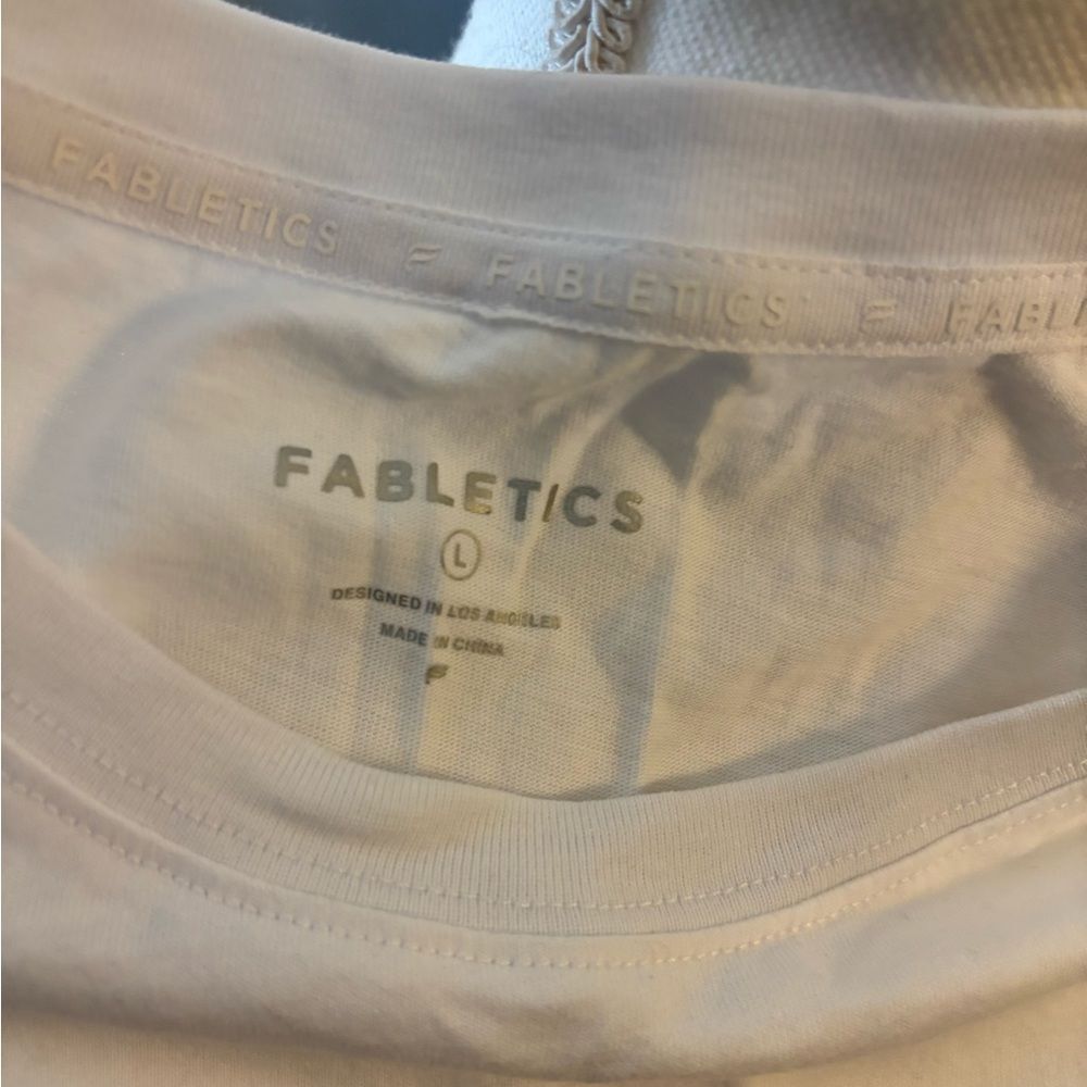 🎄Fabletics Short Sleeve Crop Tee - Picture 2 of 7